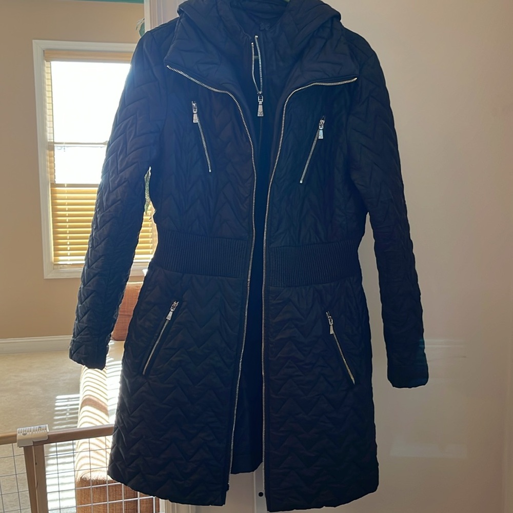 DAWN LEVY GWEN CLASSIC LONG BLACK QUILTED COAT. SIZE LARGE.